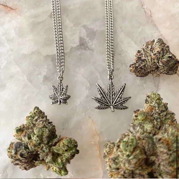 NWOT Blunted Objects Large One Hit Wonder Silver cannabis leaf pendant Necklace - Picture 4 of 5